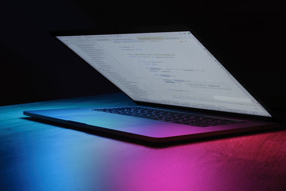 HTMLとCSSのコードが映るモニター